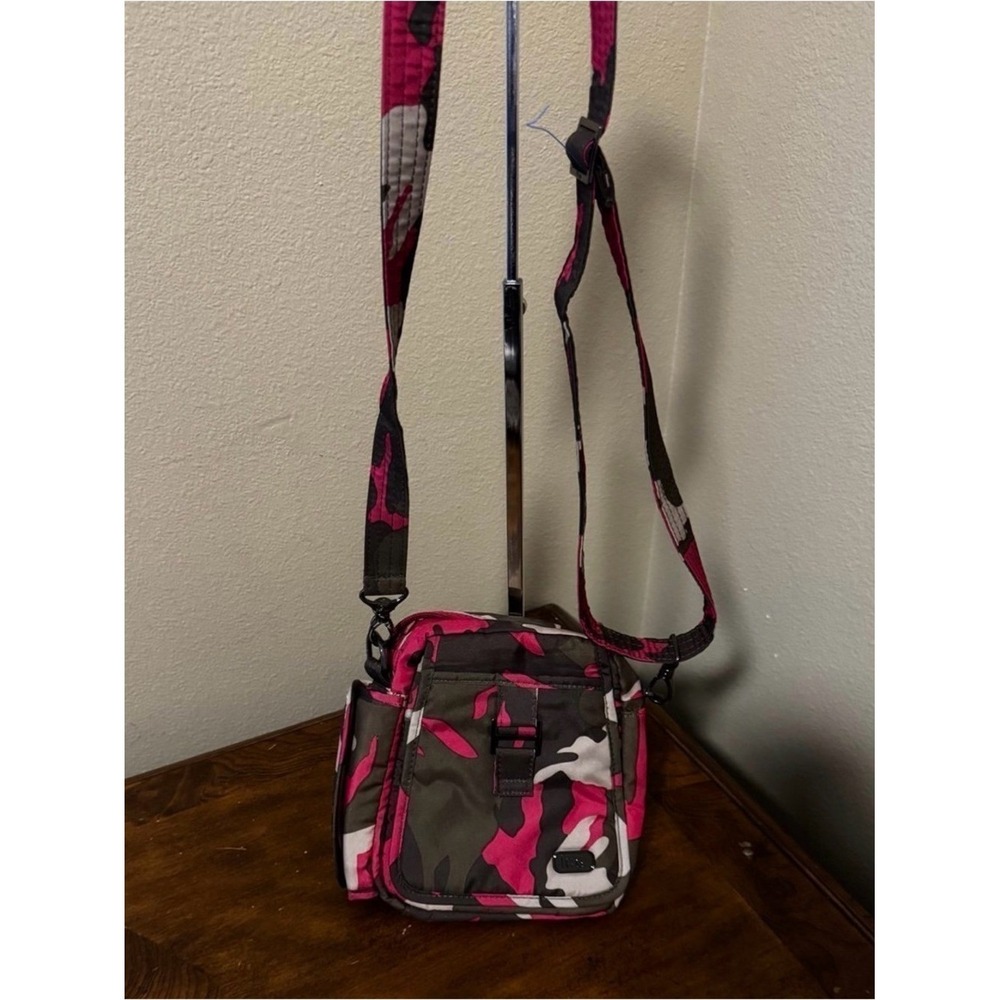 LUG Infinity Can Can Small Pink
Camouflage Crossbody